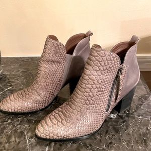 GUC Donald J. Pliner snakeskin booties size 8.